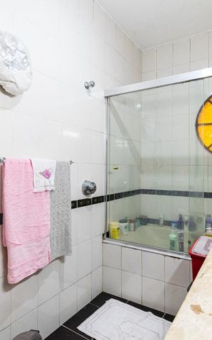 Casa à venda com 250m², 5 quartos e 3 vagas Casa à venda com 250m², 5 quartos e 3 vagasBanheiro da Suíte