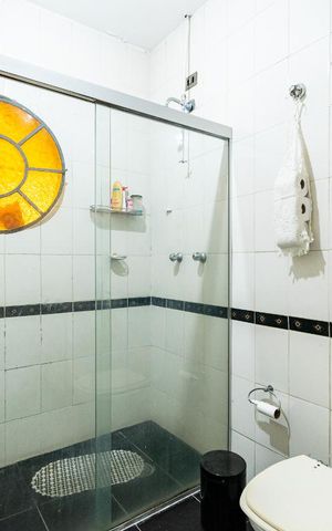 Casa à venda com 250m², 5 quartos e 3 vagas Casa à venda com 250m², 5 quartos e 3 vagasBanheiro