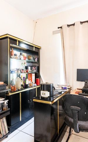 Casa à venda com 250m², 5 quartos e 3 vagas Casa à venda com 250m², 5 quartos e 3 vagasSala