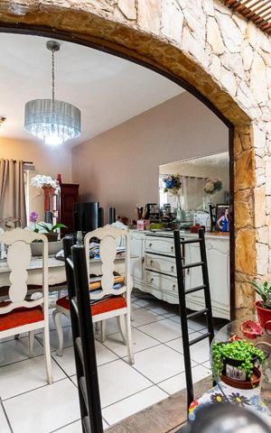 Casa à venda com 250m², 5 quartos e 3 vagas Casa à venda com 250m², 5 quartos e 3 vagasJardim de inverno