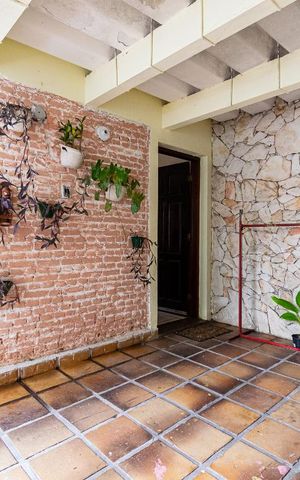 Casa à venda com 250m², 5 quartos e 3 vagas Casa à venda com 250m², 5 quartos e 3 vagasGaragem