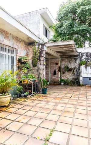 Casa à venda com 250m², 5 quartos e 3 vagas Casa à venda com 250m², 5 quartos e 3 vagasGaragem