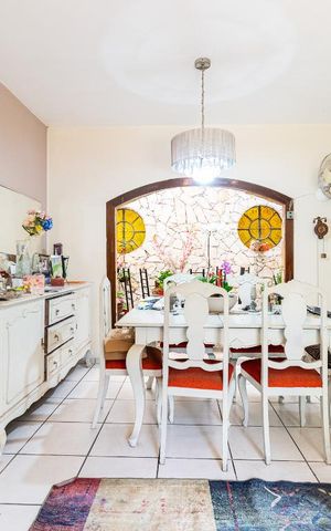 Casa à venda com 250m², 5 quartos e 3 vagas Casa à venda com 250m², 5 quartos e 3 vagasSala