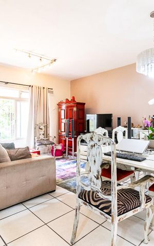 Casa à venda com 250m², 5 quartos e 3 vagas Casa à venda com 250m², 5 quartos e 3 vagasSala