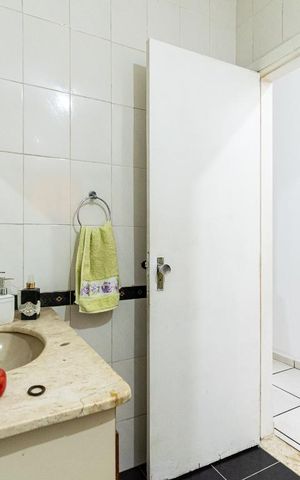 Casa à venda com 250m², 5 quartos e 3 vagas Casa à venda com 250m², 5 quartos e 3 vagasBanheiro