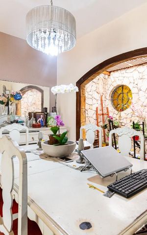 Casa à venda com 250m², 5 quartos e 3 vagas Casa à venda com 250m², 5 quartos e 3 vagasSala