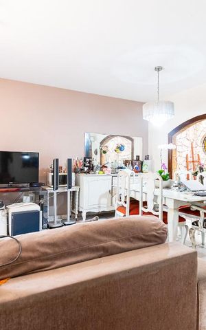 Casa à venda com 250m², 5 quartos e 3 vagas Casa à venda com 250m², 5 quartos e 3 vagasSala