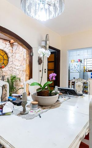 Casa à venda com 250m², 5 quartos e 3 vagas Casa à venda com 250m², 5 quartos e 3 vagasSala