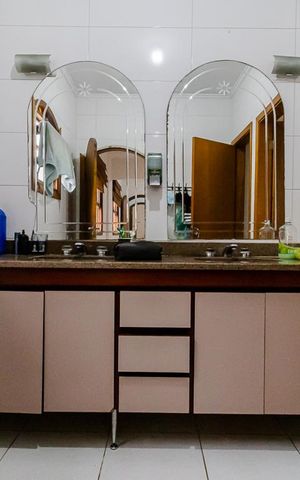Casa à venda com 450m², 6 quartos e 4 vagas Casa à venda com 450m², 6 quartos e 4 vagasBanheiro da Suíte 1 andar superior
