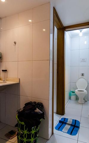 Casa à venda com 450m², 6 quartos e 4 vagas Casa à venda com 450m², 6 quartos e 4 vagasBanheiro da Suíte 5 do andar inferior
