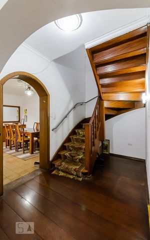Casa à venda com 450m², 6 quartos e 4 vagas Casa à venda com 450m², 6 quartos e 4 vagasEscada para o andar superior