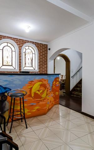 Casa à venda com 450m², 6 quartos e 4 vagas Casa à venda com 450m², 6 quartos e 4 vagasEntrada