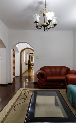 Casa à venda com 450m², 6 quartos e 4 vagas Casa à venda com 450m², 6 quartos e 4 vagasSala de Estar