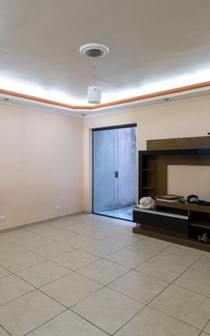 Casa à venda com 273m², 4 quartos e 2 vagasSala