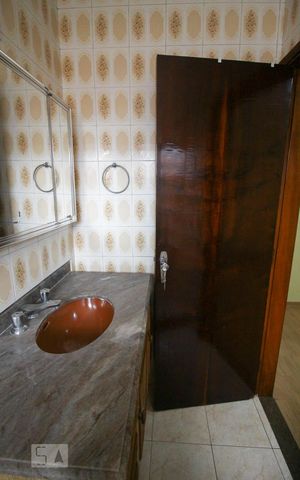 Casa à venda com 131m², 3 quartos e 2 vagasBanheiro