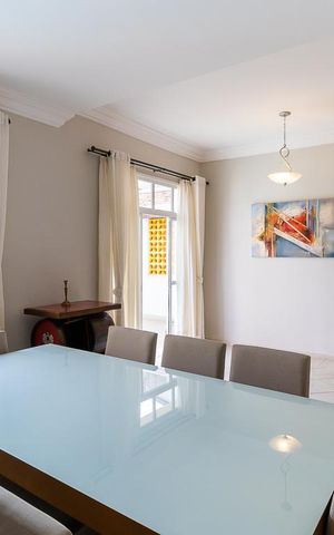 Casa de condomínio à venda com 300m², 4 quartos e 4 vagasSala de jantar