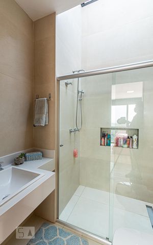 Casa de condomínio à venda com 500m², 4 quartos e 6 vagas Casa de condomínio à venda com 500m², 4 quartos e 6 vagasBanheiro do Quarto 3