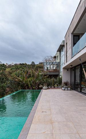 Casa de condomínio à venda com 500m², 4 quartos e 6 vagas Casa de condomínio à venda com 500m², 4 quartos e 6 vagasvaranda