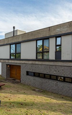 Casa de condomínio à venda com 500m², 4 quartos e 6 vagas Casa de condomínio à venda com 500m², 4 quartos e 6 vagasFachada