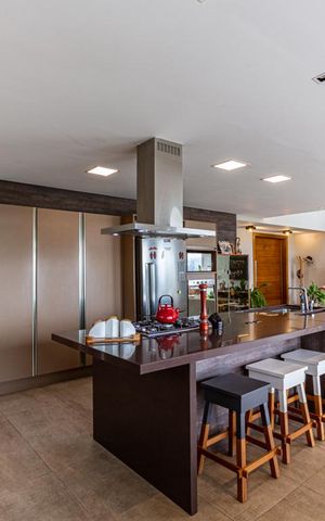 Casa de condomínio à venda com 500m², 4 quartos e 6 vagas Casa de condomínio à venda com 500m², 4 quartos e 6 vagasCozinha