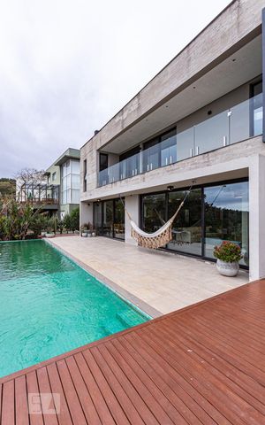 Casa de condomínio à venda com 500m², 4 quartos e 6 vagas Casa de condomínio à venda com 500m², 4 quartos e 6 vagasvaranda