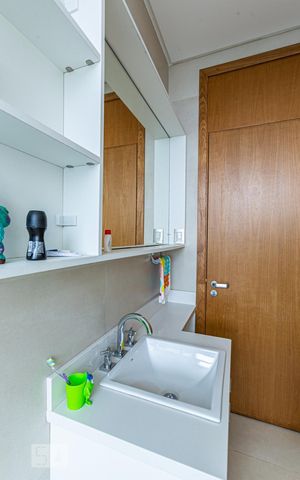 Casa de condomínio à venda com 500m², 4 quartos e 6 vagas Casa de condomínio à venda com 500m², 4 quartos e 6 vagasBanheiro do Quarto 2