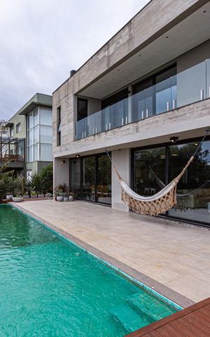 Casa de condomínio à venda com 500m², 4 quartos e 6 vagas Casa de condomínio à venda com 500m², 4 quartos e 6 vagasvaranda