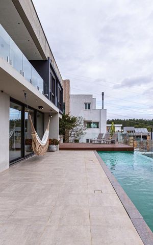 Casa de condomínio à venda com 500m², 4 quartos e 6 vagas Casa de condomínio à venda com 500m², 4 quartos e 6 vagasvaranda