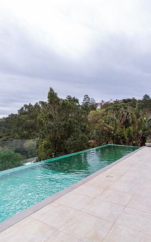 Casa de condomínio à venda com 500m², 4 quartos e 6 vagas Casa de condomínio à venda com 500m², 4 quartos e 6 vagasvaranda