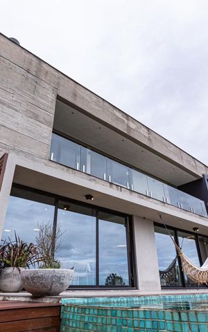 Casa de condomínio à venda com 500m², 4 quartos e 6 vagas Casa de condomínio à venda com 500m², 4 quartos e 6 vagasFachada