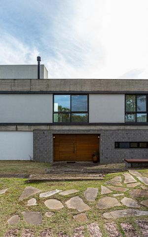 Casa de condomínio à venda com 500m², 4 quartos e 6 vagas Casa de condomínio à venda com 500m², 4 quartos e 6 vagasFachada