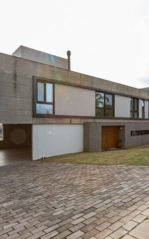 Casa de condomínio à venda com 500m², 4 quartos e 6 vagas Casa de condomínio à venda com 500m², 4 quartos e 6 vagasFachada
