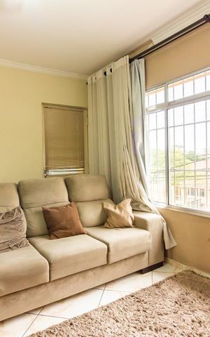 Casa à venda com 81m², 2 quartos e 2 vagas Casa à venda com 81m², 2 quartos e 2 vagasSala