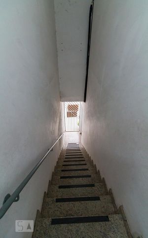 Apartamento para alugar com 45m², 1 quarto e sem vagaEscadas de acesso ao apartamento
