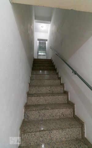 Apartamento para alugar com 45m², 1 quarto e sem vagaEscadas de acesso ao apartamento