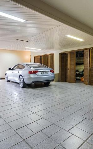 Casa de condomínio à venda com 650m², 3 quartos e 5 vagas Casa de condomínio à venda com 650m², 3 quartos e 5 vagasGaragem