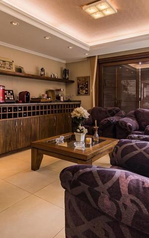 Casa de condomínio à venda com 650m², 3 quartos e 5 vagas Casa de condomínio à venda com 650m², 3 quartos e 5 vagasSala