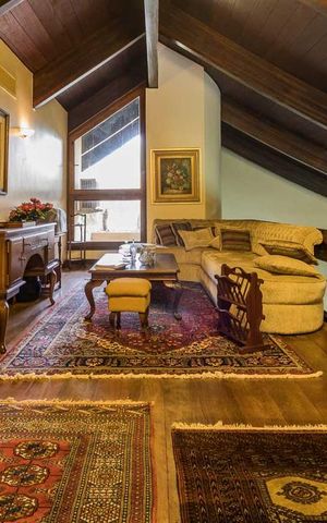 Casa de condomínio à venda com 650m², 3 quartos e 5 vagas Casa de condomínio à venda com 650m², 3 quartos e 5 vagasMezanino