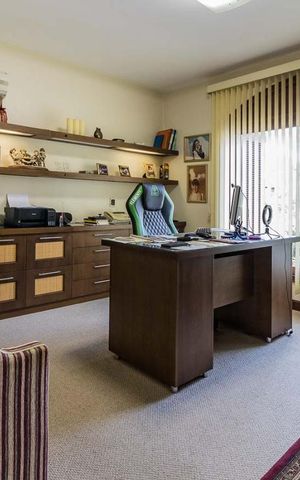 Casa de condomínio à venda com 650m², 3 quartos e 5 vagas Casa de condomínio à venda com 650m², 3 quartos e 5 vagasEscritório
