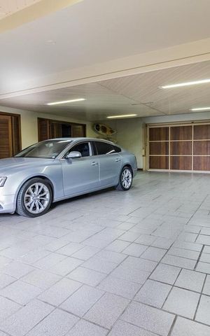 Casa de condomínio à venda com 650m², 3 quartos e 5 vagas Casa de condomínio à venda com 650m², 3 quartos e 5 vagasGaragem