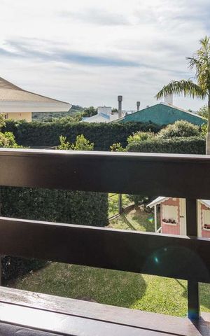 Casa de condomínio à venda com 650m², 3 quartos e 5 vagas Casa de condomínio à venda com 650m², 3 quartos e 5 vagasSacada