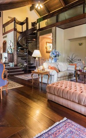 Casa de condomínio à venda com 650m², 3 quartos e 5 vagas Casa de condomínio à venda com 650m², 3 quartos e 5 vagasSala