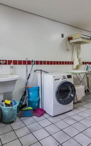 Casa de condomínio à venda com 650m², 3 quartos e 5 vagas Casa de condomínio à venda com 650m², 3 quartos e 5 vagasDetalhe da area de serviço