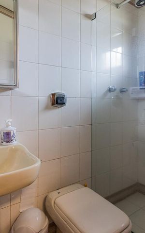 Casa de condomínio à venda com 650m², 3 quartos e 5 vagas Casa de condomínio à venda com 650m², 3 quartos e 5 vagasBanheiro de Serviço