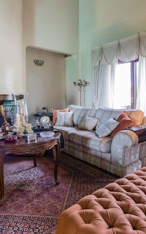 Casa de condomínio à venda com 650m², 3 quartos e 5 vagas Casa de condomínio à venda com 650m², 3 quartos e 5 vagasSala