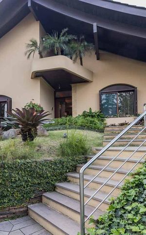 Casa de condomínio à venda com 650m², 3 quartos e 5 vagas Casa de condomínio à venda com 650m², 3 quartos e 5 vagasFachada
