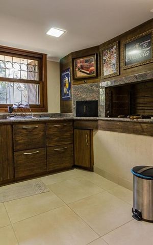 Casa de condomínio à venda com 650m², 3 quartos e 5 vagas Casa de condomínio à venda com 650m², 3 quartos e 5 vagasCozinha
