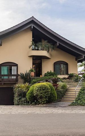 Casa de condomínio à venda com 650m², 3 quartos e 5 vagas Casa de condomínio à venda com 650m², 3 quartos e 5 vagasFachada