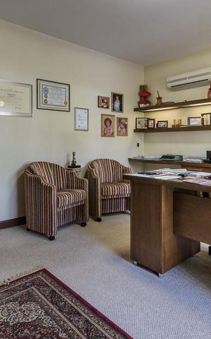 Casa de condomínio à venda com 650m², 3 quartos e 5 vagas Casa de condomínio à venda com 650m², 3 quartos e 5 vagasEscritório