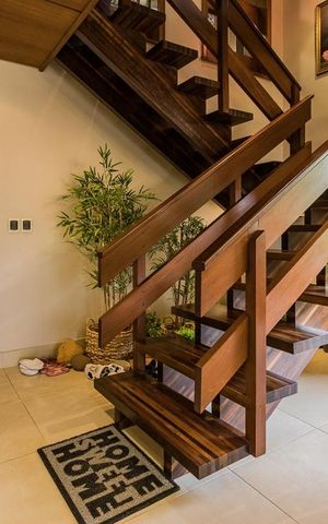 Casa de condomínio à venda com 650m², 3 quartos e 5 vagas Casa de condomínio à venda com 650m², 3 quartos e 5 vagasEscada